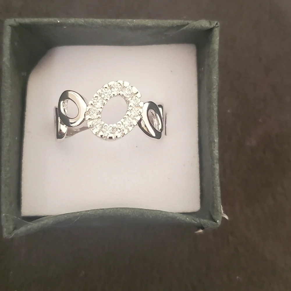 Silver Circle fashion ring with cubic zirconia